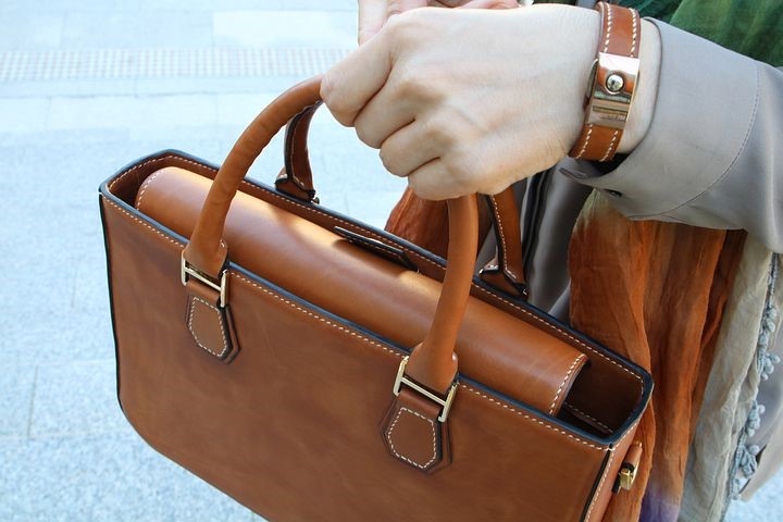 Genuine Leather Bags VS PU Leather According to Custom Leather Bag Manufacturers